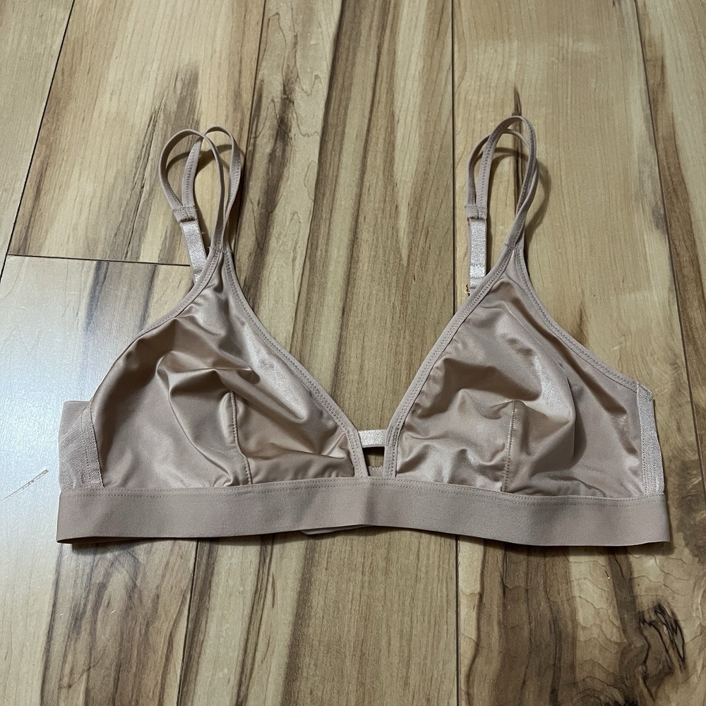 TRUE and CO Wireless Bralette Womens Sz M Adj Straps Beige V Neck Comfort